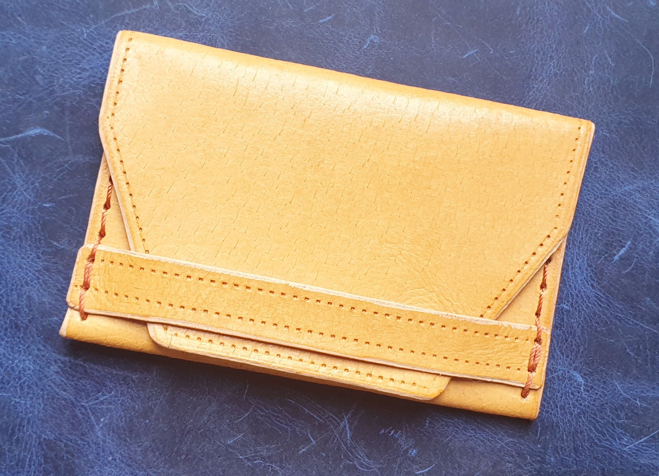 Elegant minimalist wallet in genuine leather. Handmade. Beige.-5