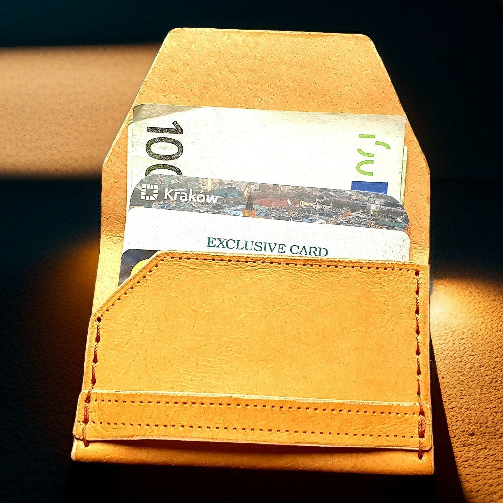 Elegant minimalist wallet in genuine leather. Handmade. Beige.-3