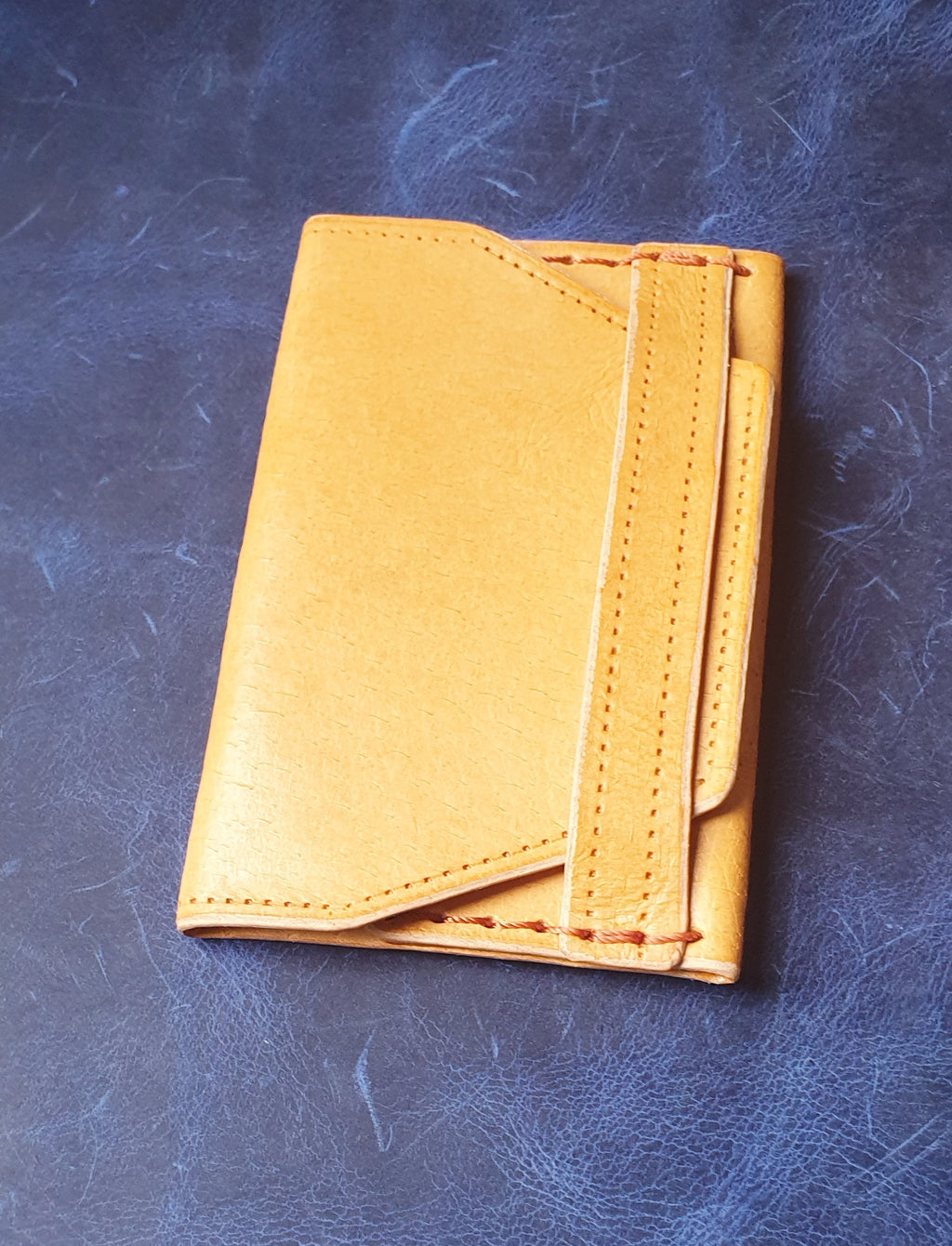 Elegant minimalist wallet in genuine leather. Handmade. Beige.-4
