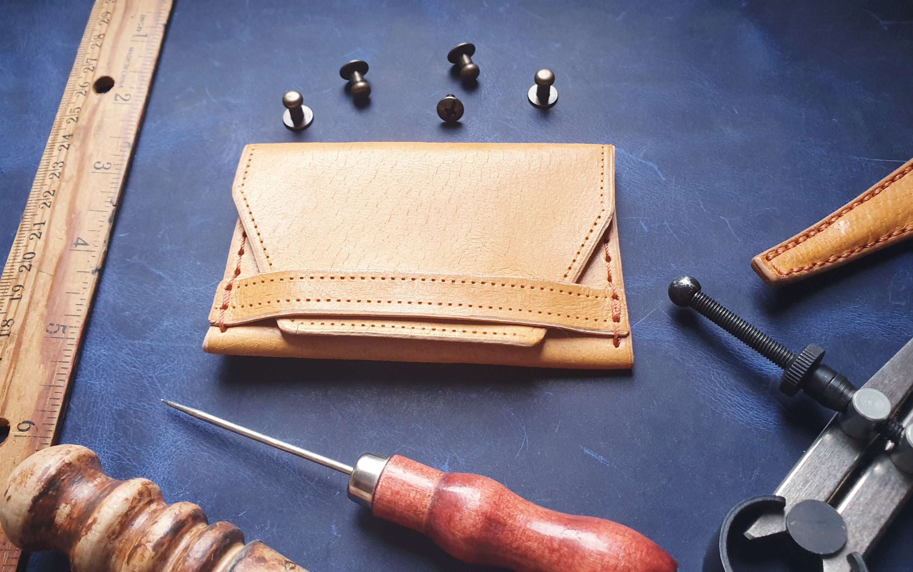Elegant minimalist wallet in genuine leather. Handmade. Beige.-10